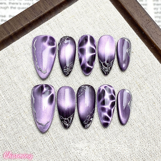 Royal Hiss / Handmade Nails