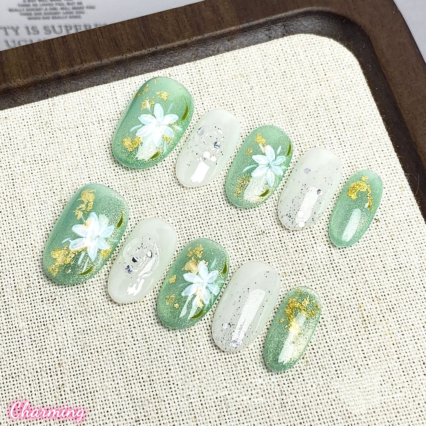 Verdant Daisy / Handmade Nails