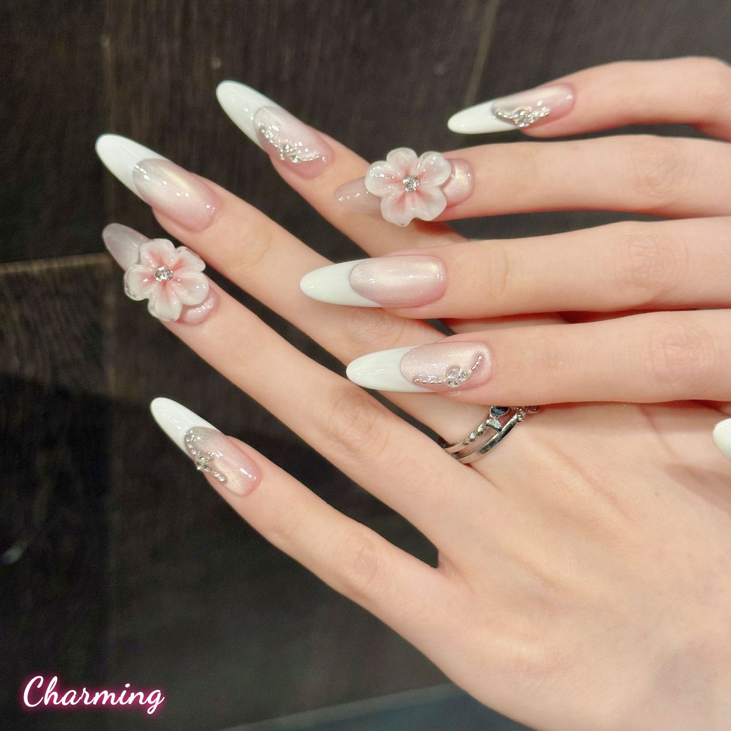 White and bright flowers / Handmade Nails